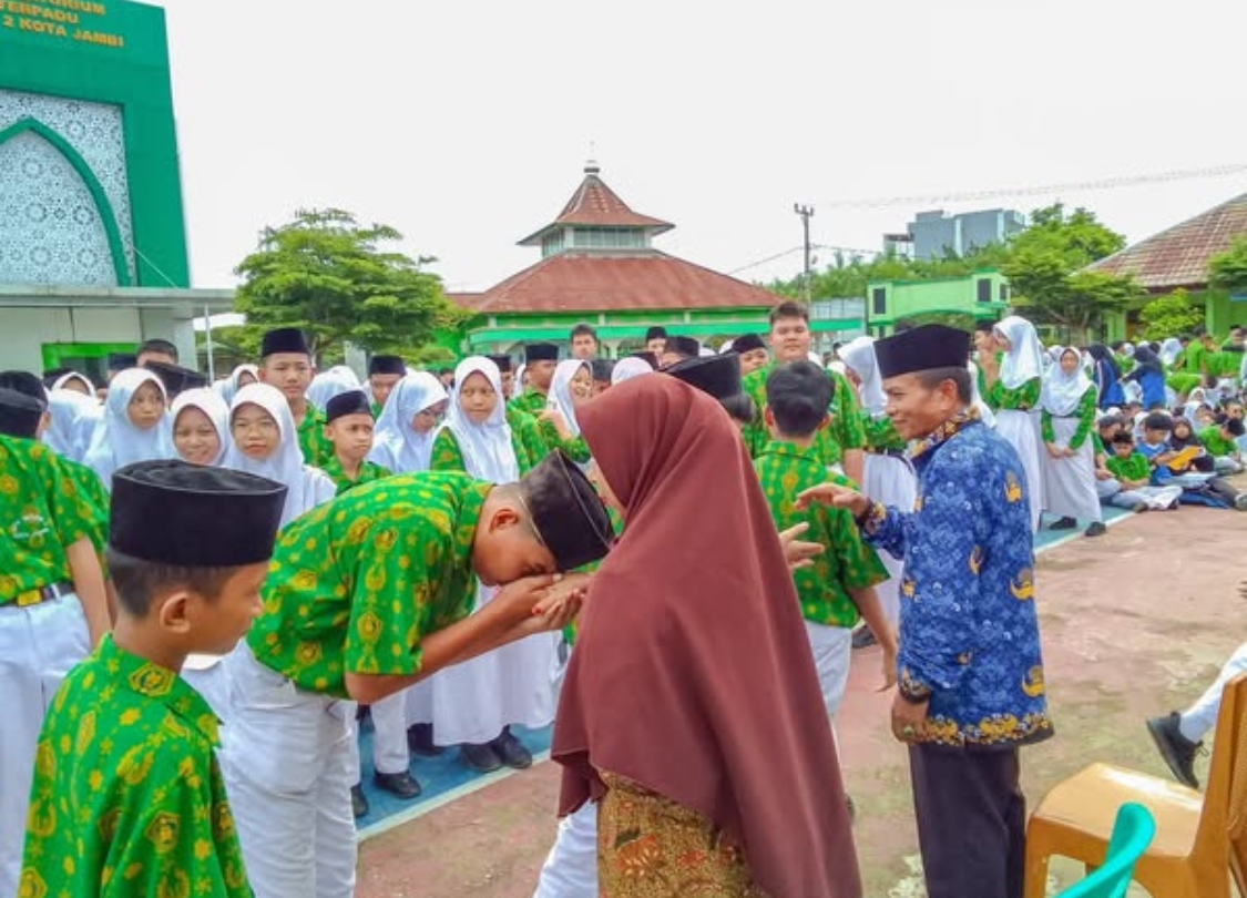 Kenangan Memorable Terekam dalam Perpisahan 2 Guru Senior MTsN 2 Kota Jambi