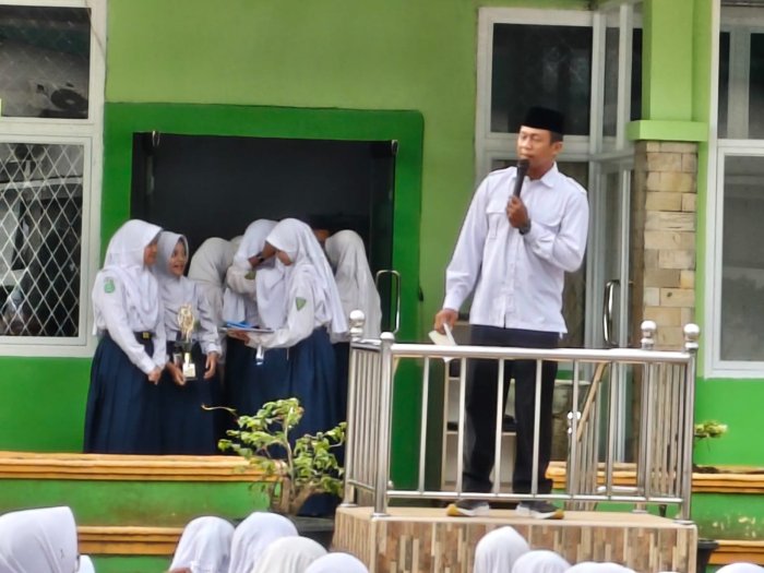 Wakil Kepala MTsN 2 Jambi Tekankan Disiplin dan Etika Siswa