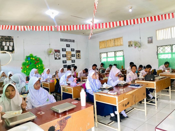 Semangka Ceria dan Semangat Pagi: MBG Kelas 9J Buka Pekan dengan Gizi dan Kebersamaan