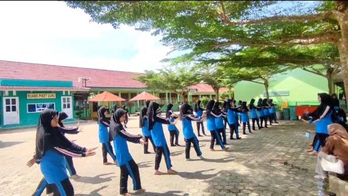 Latihan Tari Massal MTsN 2 Jambi Pupuk Kebersamaan Siswa