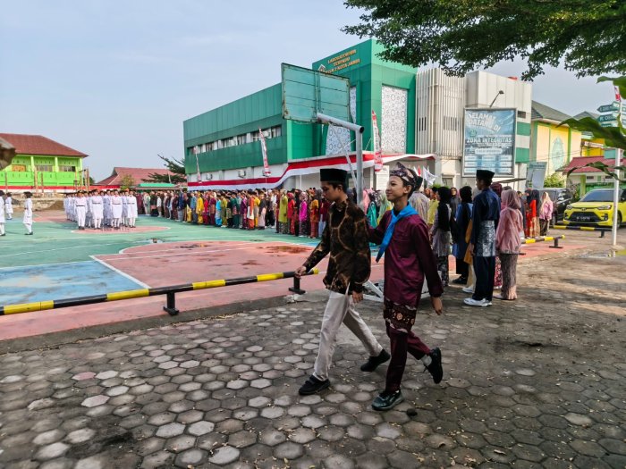 Berbusana Adat, Anggota PMR MTsN 2 Kota Jambi Siaga Kawal Upacara