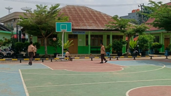 Menunggu Jemputan, Energi Tercurah di Lapangan Basket