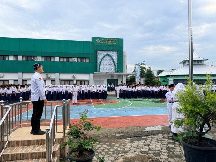 Waka Humas MTsN 2 Kota Jambi Berikan Pesan Pesan Ini Saat Upacara Waka Humas MTsN 2 Kota Jambi Berikan Pesan Pesan Ini Saat Upacara