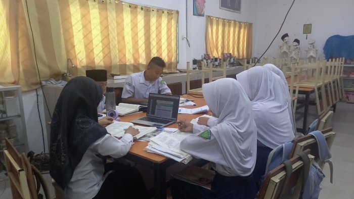 Persiapan OSN-K, Delegasi IPA MTsN 2 Kota Jambi Intensifkan Bedah Soal Olimpiade Persiapan OSN-K, Delegasi IPA MTsN 2 Kota Jambi Intensifkan Bedah Soal Olimpiade
