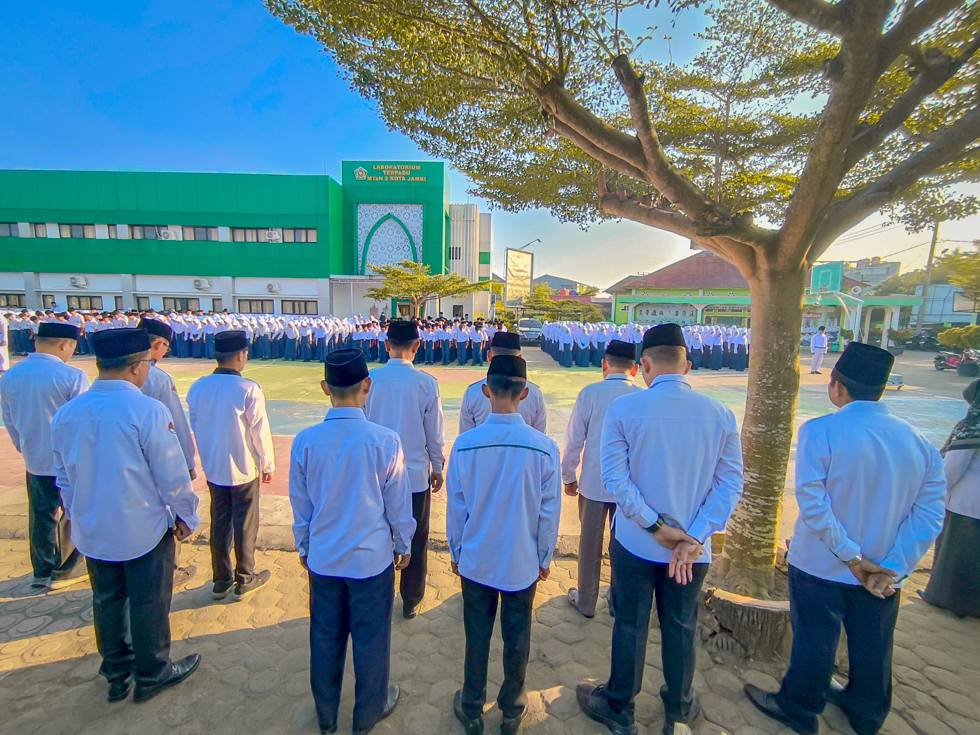 Guru dan Tenaga Kependidikan MTsN 2 Kota Jambi Tunjukkan Kekompakan dalam Upacara Bendera