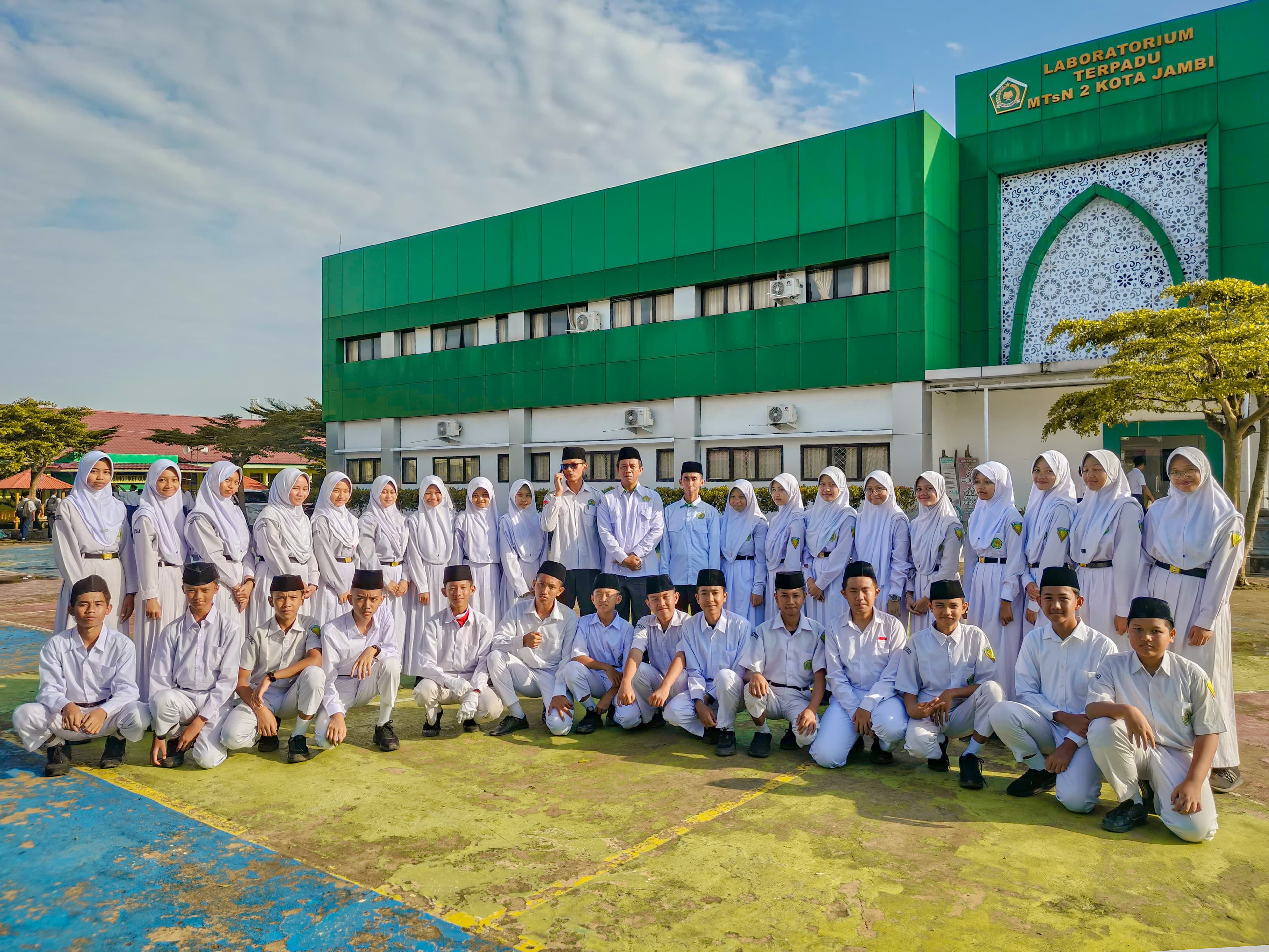 Kelas 9I MTsN 2 Kota Jambi Tampil Tangguh Sebagai Petugas Upacara Bendera