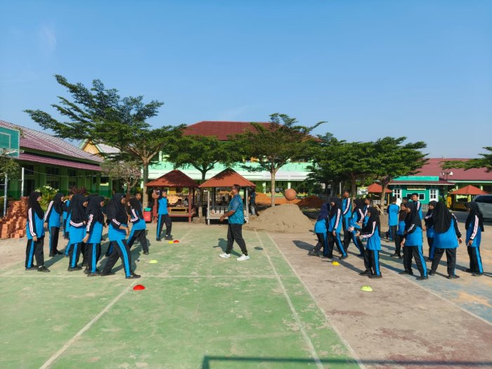 Empat Kelas Berbagi Lapangan: Pembelajaran PJOK Serentak Bersama Empat Guru Olahraga
