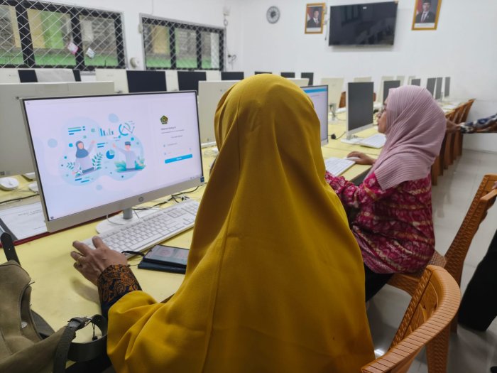 Civitas Pendidik MTsN 2 Kota Jambi Uji Akses Login Aplikasi AKGTK