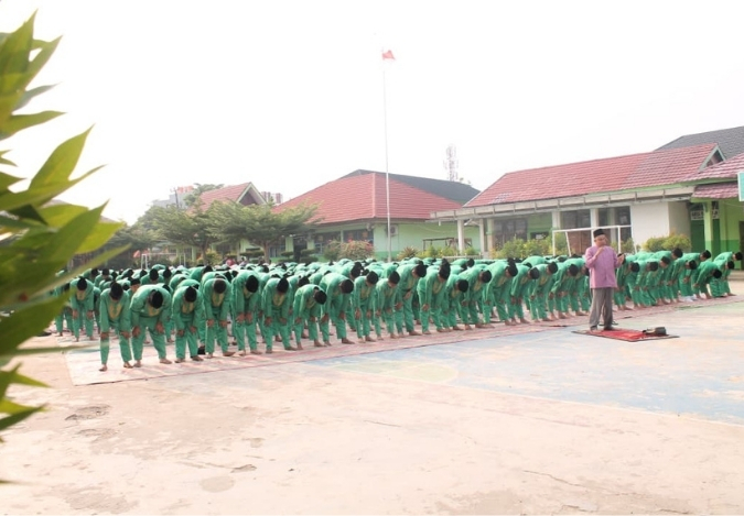 Sholat Dhuha Berjamaah Bentuk Karakter Religius Peserta Didik MTsN 2 Kota Jambi Sholat Dhuha Berjamaah Bentuk Karakter Religius Peserta Didik MTsN 2 Kota Jambi