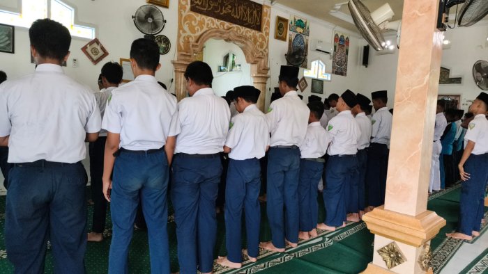 Berjamaah dalam Iman: MTsN 2 Kota Jambi Hidupkan Salat Zuhur Setiap Hari