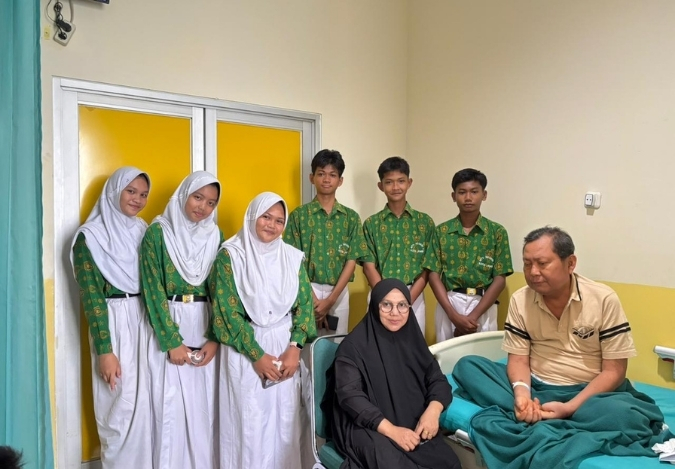 Siswa 9J MTsN 2 Kota Jambi Jenguk Wali Kelas di RS Baiturrahim Siswa 9J MTsN 2 Kota Jambi Jenguk Wali Kelas di RS Baiturrahim