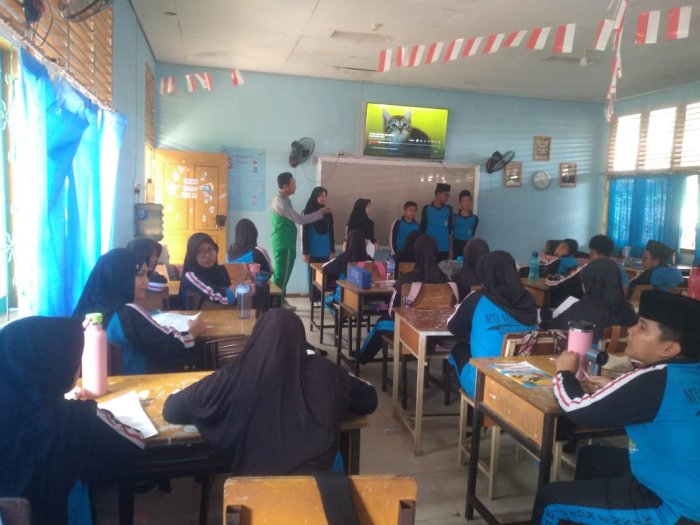 Kelas 8A Pelajari Teks Laporan Hasil Observasi Lewat Presentasi Kelompok