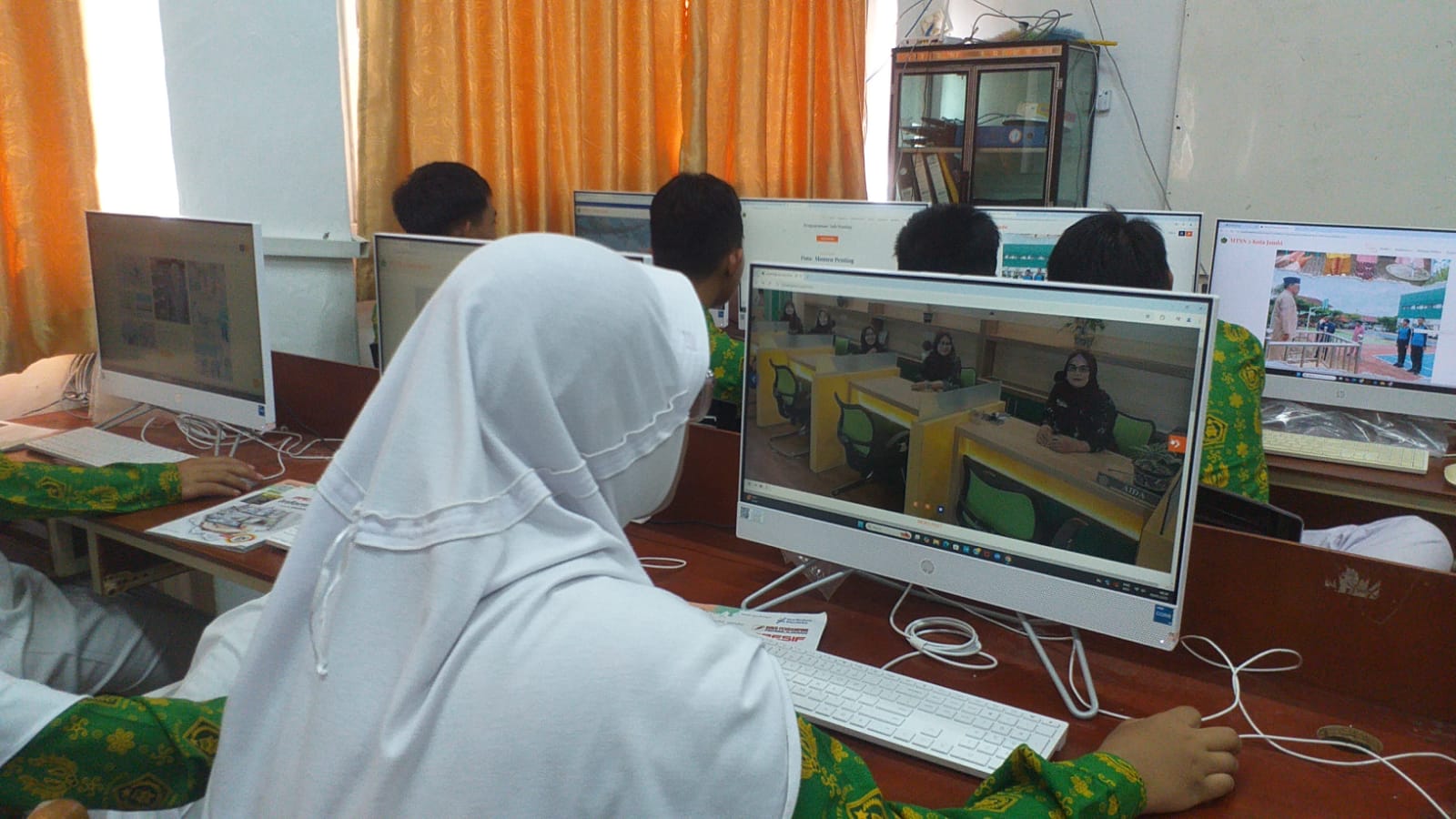 Belajar Pemrograman dengan Seru: peserta didik MTsN 2 Kota Jambi Ciptakan Musik Menggunakan Aplikasi Blockly (Zona Integritas #MasandaPintar)