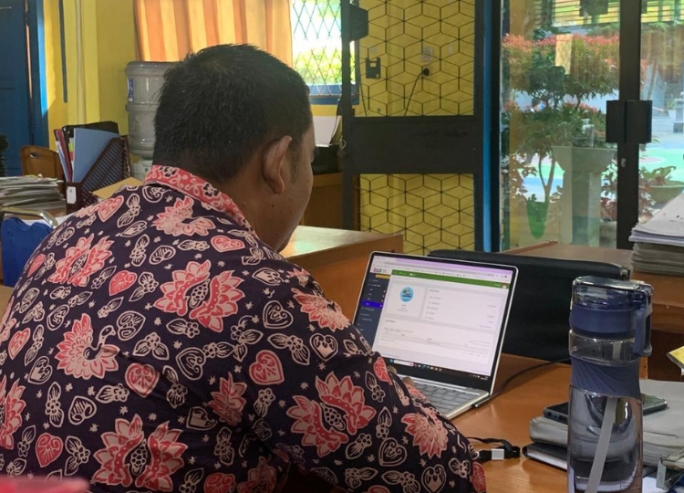 Guru MTsN 2 Kota Jambi Proses Nilai di Rapor Digital Madrasah Guru MTsN 2 Kota Jambi Proses Nilai di Rapor Digital Madrasah