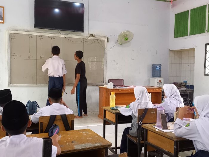 Ekskul Olimpiade IPA MTsN 2 Kota Jambi Konsisten Latihan Mingguan: Fokus Materi Klasifikasi dan Konversi Suhu