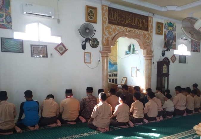 Menjemput Berkah di Ujung Hari: Sholat Asyhar Berjamaah di Madrasah