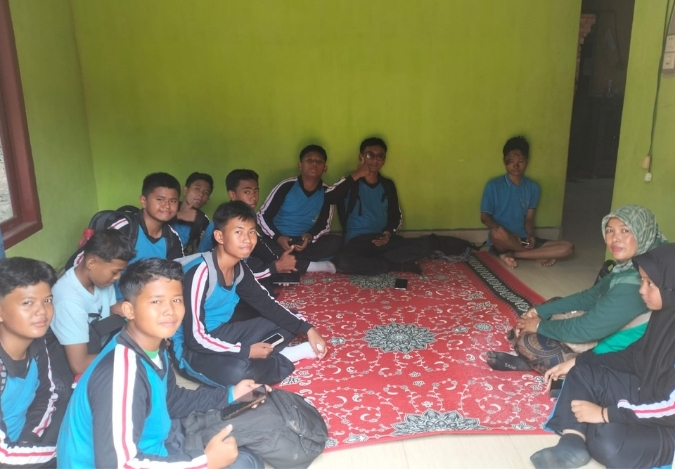 Semangat Kebersamaan, 9H Jenguk Teman yang Terkena Musibah