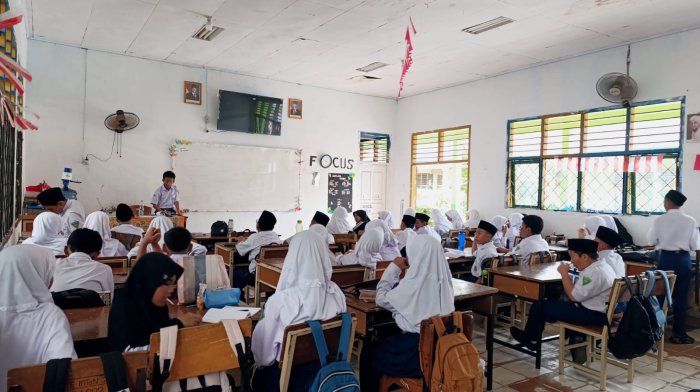 Ekskul Olimpiade Matematika MTsN 2 Kota Jambi Latihan SPLDV: Kolaborasi Antarkelas dan Pendalaman Materi