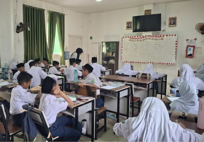 Mengupas Procedure Text: Mahasiswa PLP Bimbing Siswa MTsN 2 Kota Jambi Mengupas Procedure Text: Mahasiswa PLP Bimbing Siswa MTsN 2 Kota Jambi