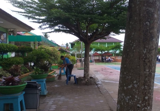 Tim Kebersihan MTsN 2 Jambi Tetap Bertugas Saat Gerimis