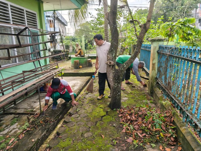 Optimalkan Kebersihan Lingkungan, Tendik MTsN 2 Kota Jambi Giatkan Gotong Royong