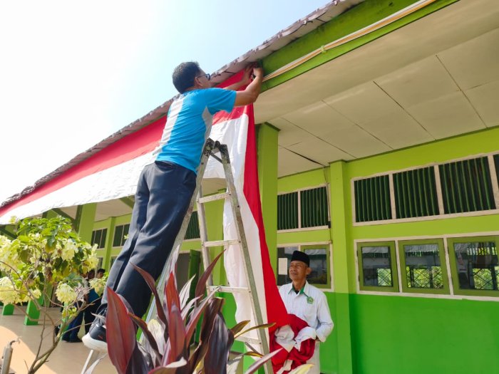 Semangat Kemerdekaan, MTsN 2 Kota Jambi Mulai Berhias Nuansa Merah Putih