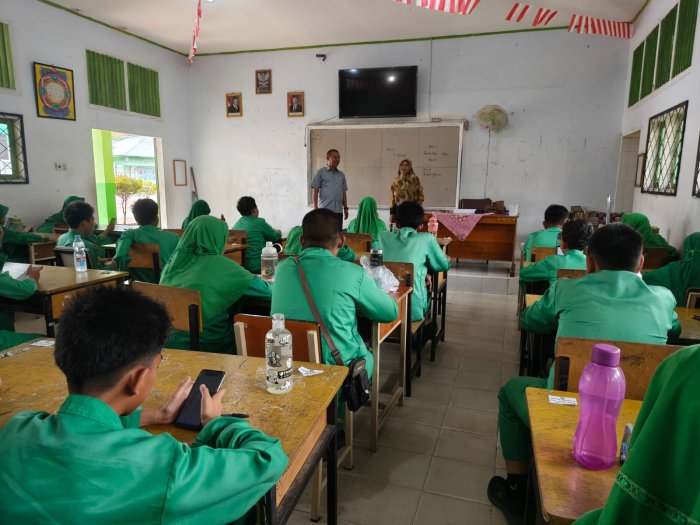 Waka Kurikulum Lakukan Pemantauan, Siswa Fokus Hadapi Ujian Waka Kurikulum Lakukan Pemantauan, Siswa Fokus Hadapi Ujian