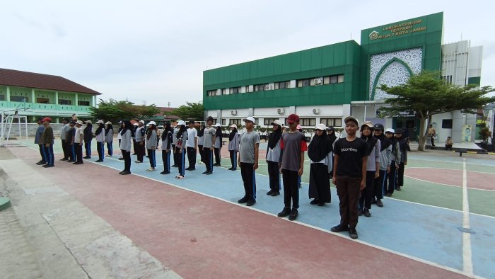 44 Siswa MTsN 2 Kota Jambi dari OSIM, Pramuka, dan Paskibra Bertugas sebagai Tim Paskib Upacara Hari Guru 2025