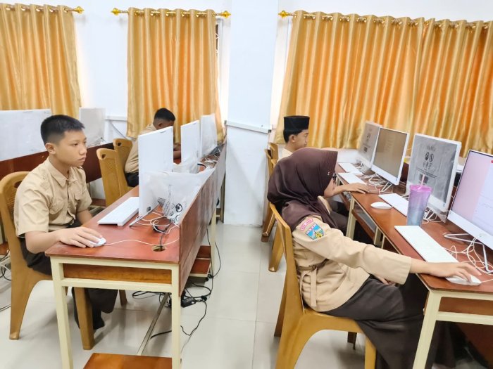 Hari Ketiga Ujian Madrasah: Lab Komputer Jadi Solusi Kendala Jaringan