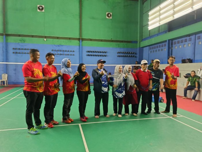 Sportivitas HAB ke-80: Guru MTsN 2 Kota Jambi Wasit Bulu Tangkis