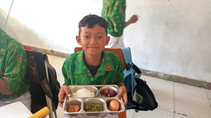 Kelas 8E MTsN 2 Kota Jambi Nikmati Momen MBG dengan Antusias