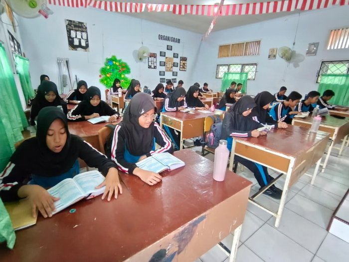 Kelas 9J MTsN 2 Kota Jambi: Membaca Al-Qur'an Sebelum Olahraga, Menyelaraskan Hati dan Gerak Kelas 9J MTsN 2 Kota Jambi: Membaca Al-Qur'an Sebelum Olahraga, Menyelaraskan Hati dan Gerak