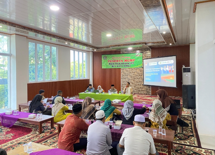 Guru MTsN 2 Kota Jambi Hadiri MGMP IPS Bertema Deep Learning