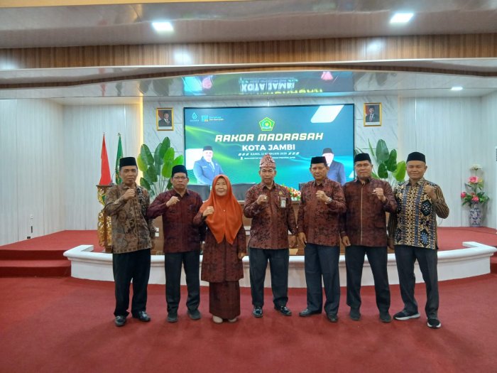 Drs. Ahmad Syukri Hadiri Rapat Koordinasi PMBM dan Hosting RDM di Kanwil Kemenag Jambi