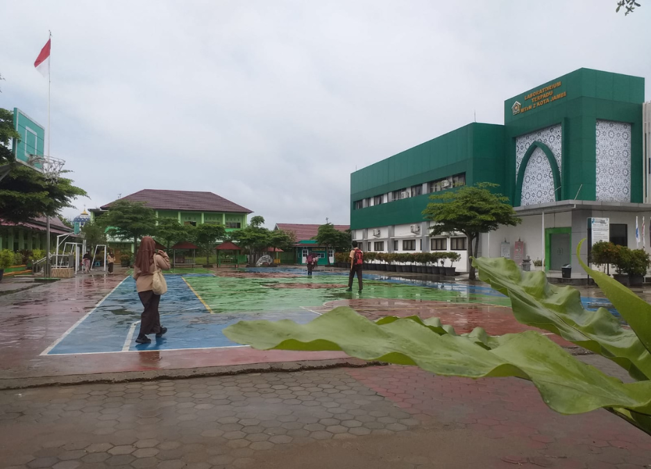 Suasana Pagi yang Menyejukkan di MTsN 2 Kota Jambi Pasca Diguyur Hujan di Bulan Ramadhan