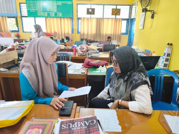Riset Skripsi: Mahasiswi UIN Jambi Wawancarai Guru MTsN 2 Kota Jambi