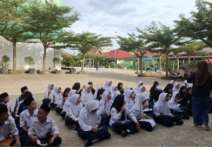 Belajar Menolong dengan Aman, Anggota PMR Dalami Pentingnya Alat Pelindung Diri