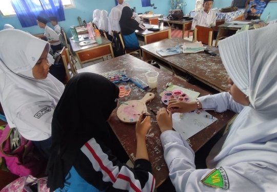 Talenan Jadi Kanvas: Ragam Hias Siswa 7C Pikat Mata Talenan Jadi Kanvas: Ragam Hias Siswa 7C Pikat Mata