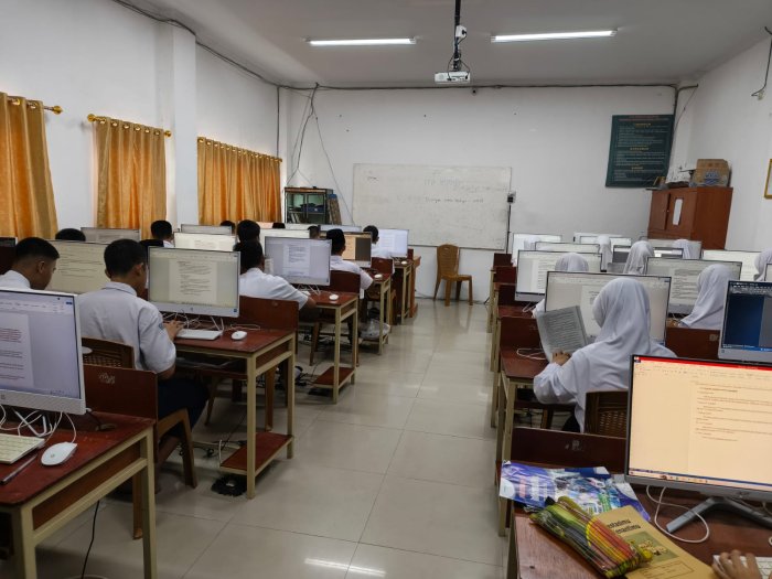 Usai Belajar Mandiri, Lab Komputer Kembali Riuh dengan Aksi Praktik Informatika Siswa 8