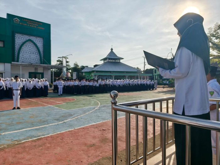Mengulas Pesan CITA dalam Upacara Bendera Rutin di MTsN 2 Kota Jambi