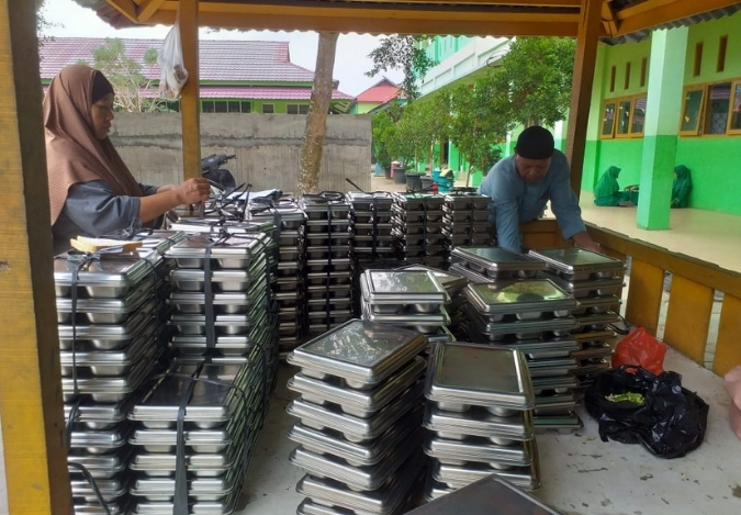 Petugas MBG Sigap Kumpulkan Tempat Makan Siswa dengan Tertib Petugas MBG Sigap Kumpulkan Tempat Makan Siswa dengan Tertib