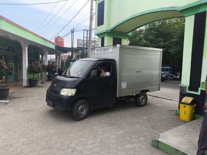 Mobil MBG Tiba Lebih Awal di MTsN 2 Kota Jambi Mobil MBG Tiba Lebih Awal di MTsN 2 Kota Jambi