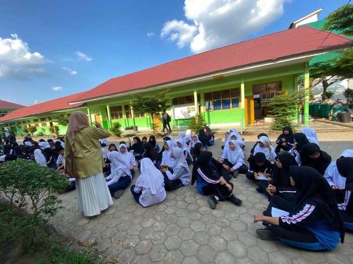 PMR MTsN 2 Kota Jambi Latihan Yel-Yel Kelompok pada Latihan Minggu Ini