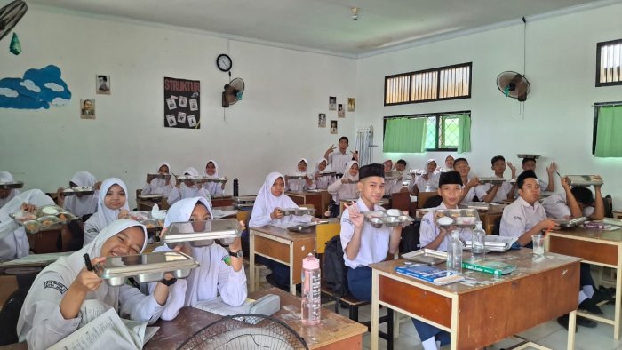 MBG Kelas 9K: Semur Ayam dan Semangat Belajar di Hari Senin