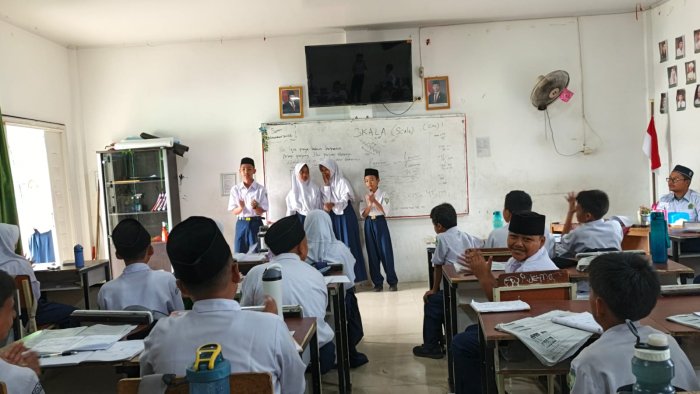 Tiga Pasang Calon Ketua dan Wakil OSIM 2025/2026 Lakukan Orasi Keliling Kelas Tiga Pasang Calon Ketua dan Wakil OSIM 2025/2026 Lakukan Orasi Keliling Kelas