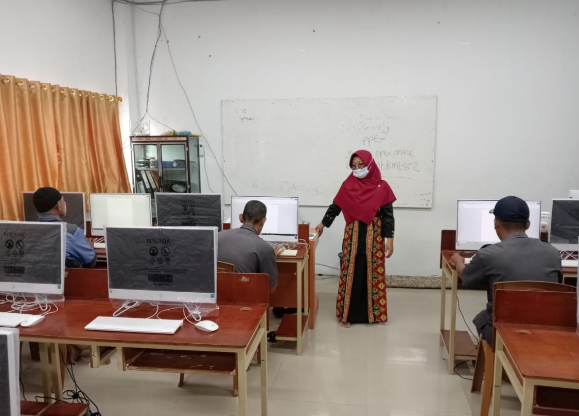 MTsN 2 Kota Jambi Bantu Tenaga Honorer Hadapi CBT SKT