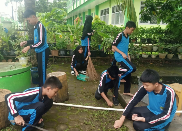 Aksi Jumat Para Duta MTsN 2 Kota Jambi