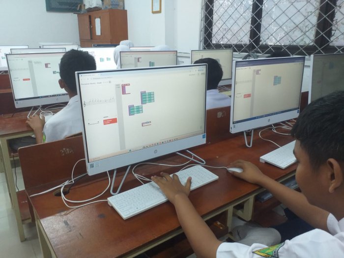 Ubah Kode Jadi Melodi, Siswa MTsN 2 Kota Jambi Eksplorasi Blockly Music