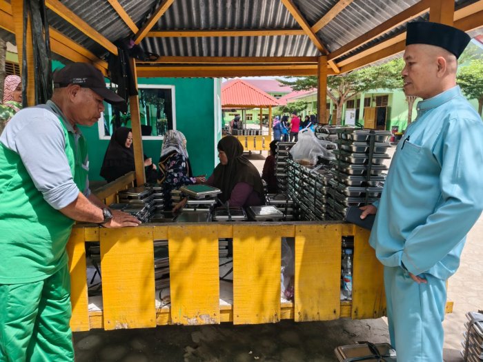 Kepala MTsN 2 Kota Jambi Pantau Kegiatan MBG