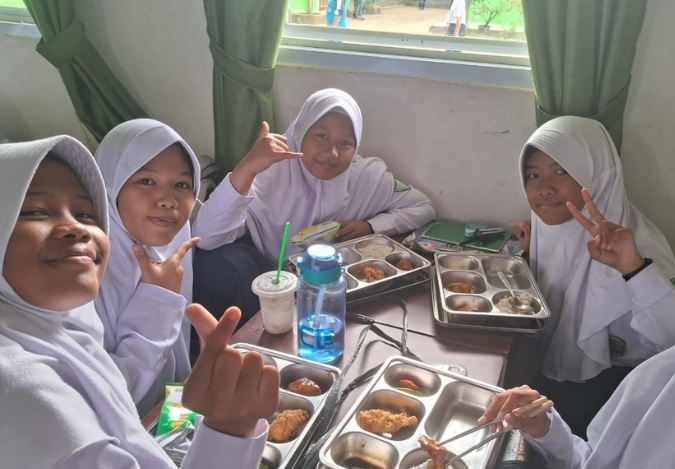 Santap Senin yang Penuh Cerita: MBG di 7F, 7J, 8G, dan 9G